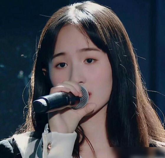 张钰琪图片,光影交织下的青春风采