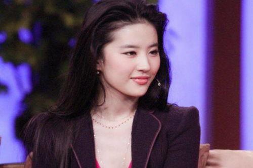 明星系列刘亦菲车上,尽显优雅风采